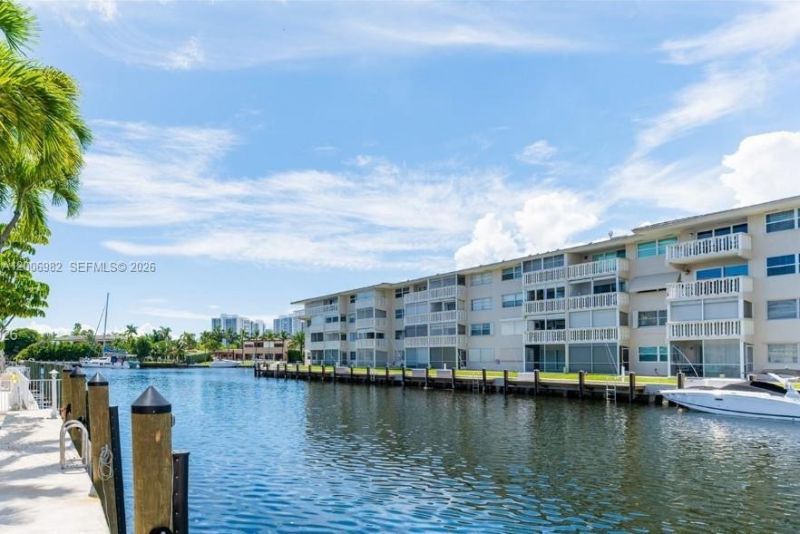 427 Golden Isles Dr, Unit 7J, Hallandale Beach, FL 33009 Photo