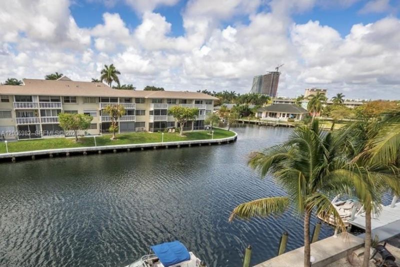 427 Golden Isles Dr, Unit 7J, Hallandale Beach, FL 33009 Photo
