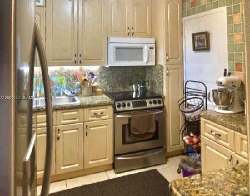 427 Golden Isles Dr, Unit 7J, Hallandale Beach, FL 33009 Photo