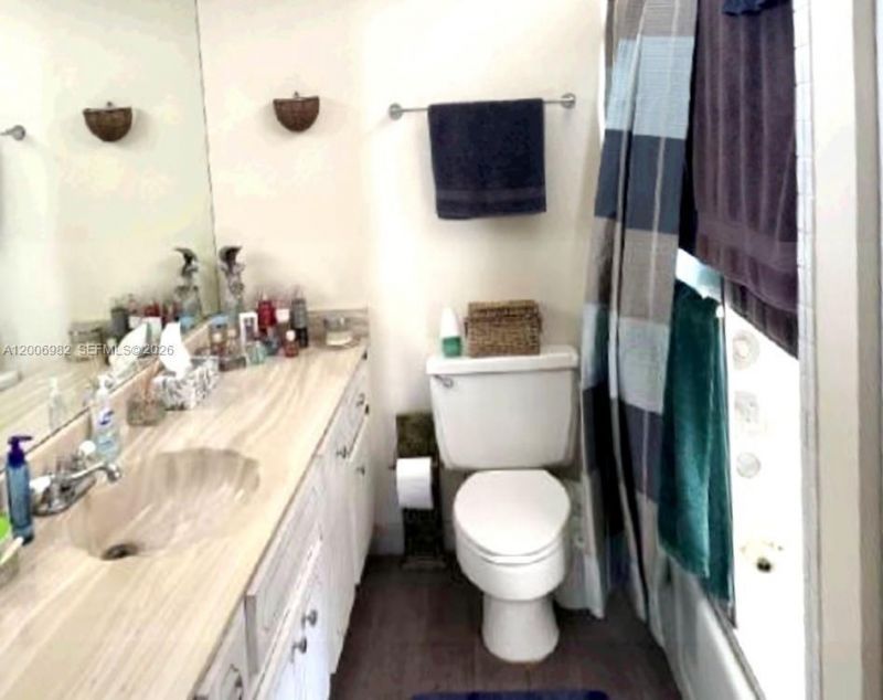 427 Golden Isles Dr, Unit 7J, Hallandale Beach, FL 33009 Photo