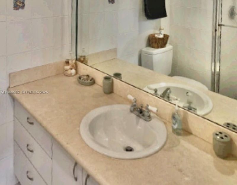 427 Golden Isles Dr, Unit 7J, Hallandale Beach, FL 33009 Photo