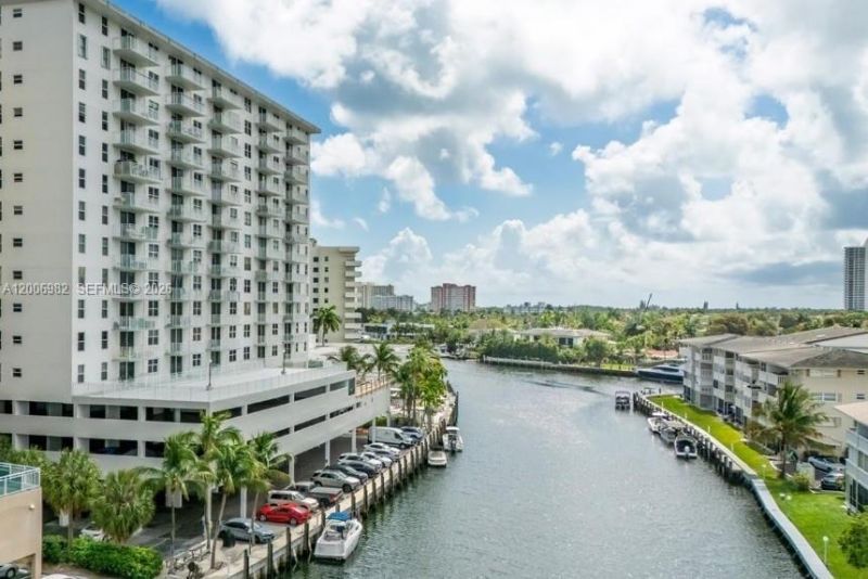 427 Golden Isles Dr, Unit 7J, Hallandale Beach, FL 33009 Photo