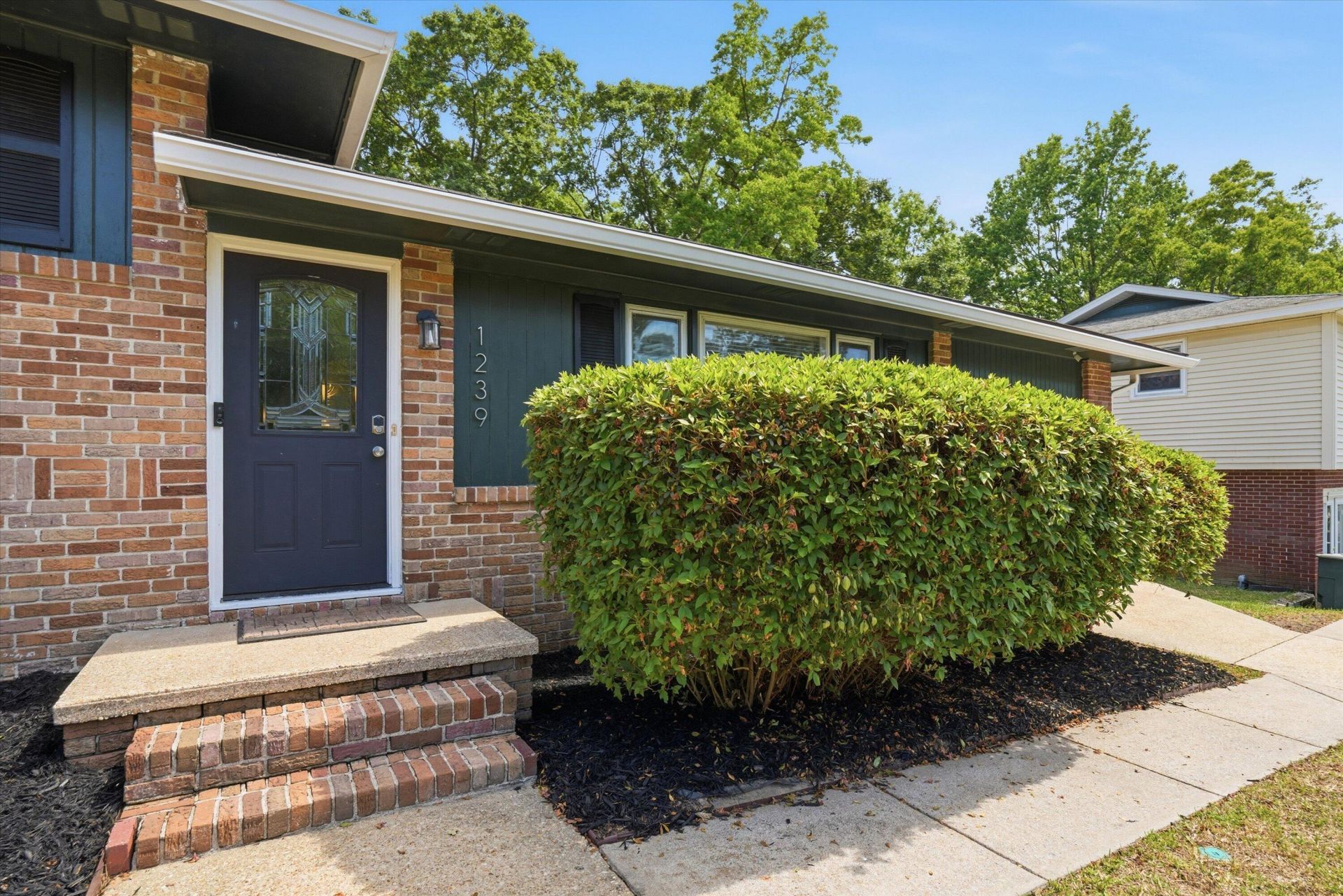 1239 Fort Drive Photo 2