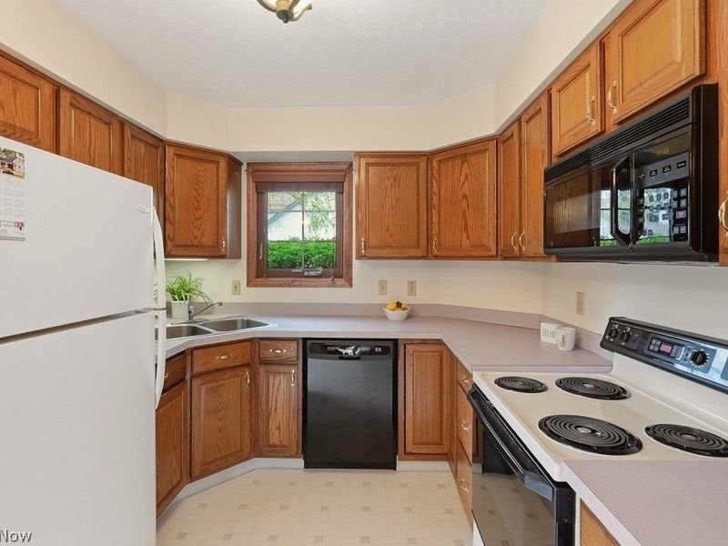 5723 Gateway Lane, Brook Park, OH 44142 Photo 14