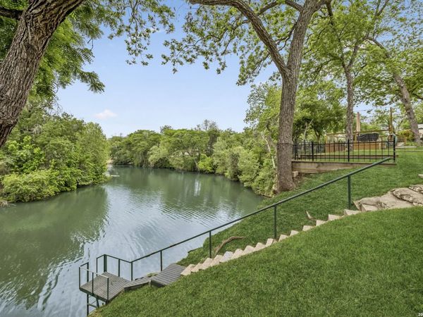 900 BOENIG ST, Seguin, TX 78155