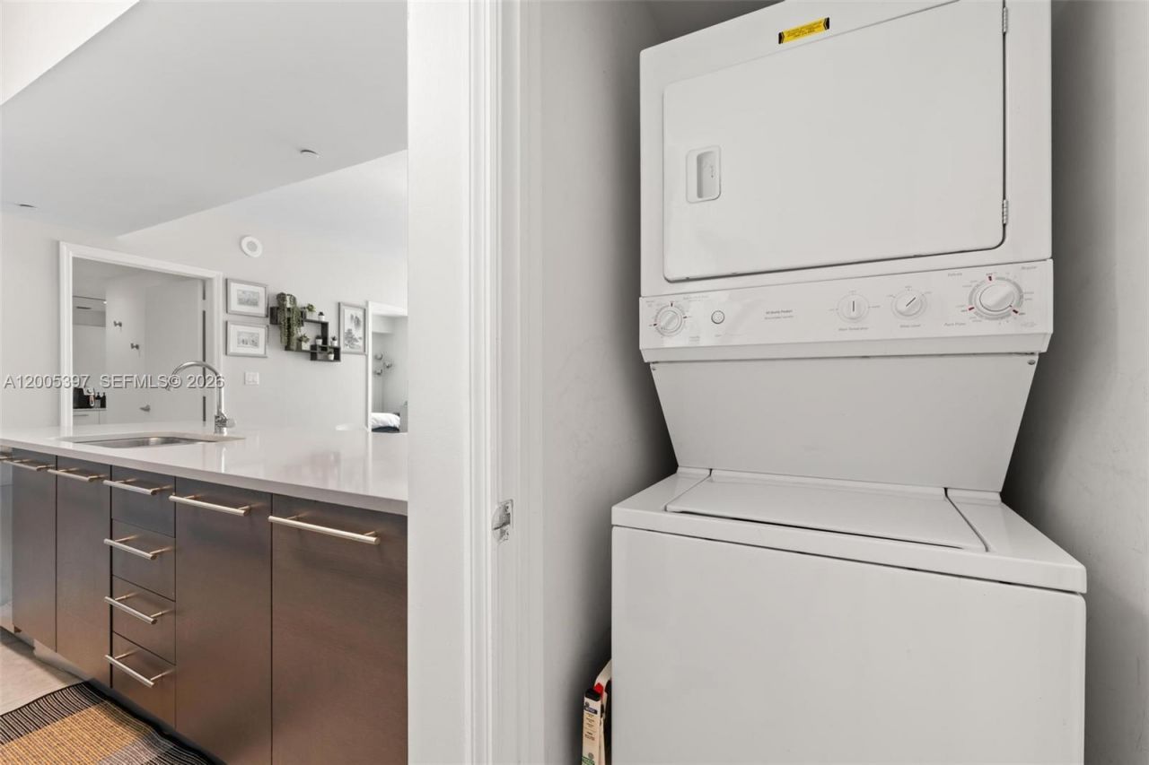 500 Brickell Ave , Unit 1405, Miami, FL 33131 Photo