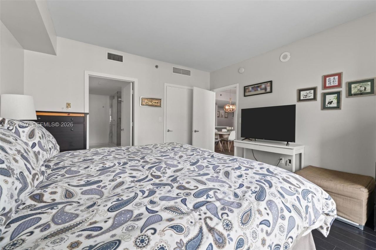 500 Brickell Ave , Unit 1405, Miami, FL 33131 Photo