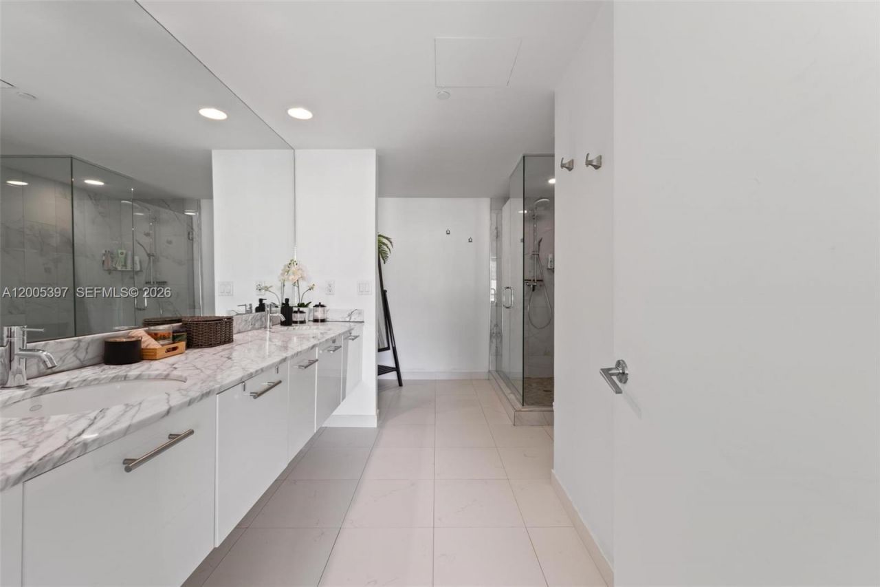 500 Brickell Ave , Unit 1405, Miami, FL 33131 Photo