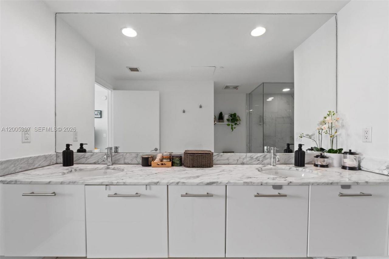 500 Brickell Ave , Unit 1405, Miami, FL 33131 Photo