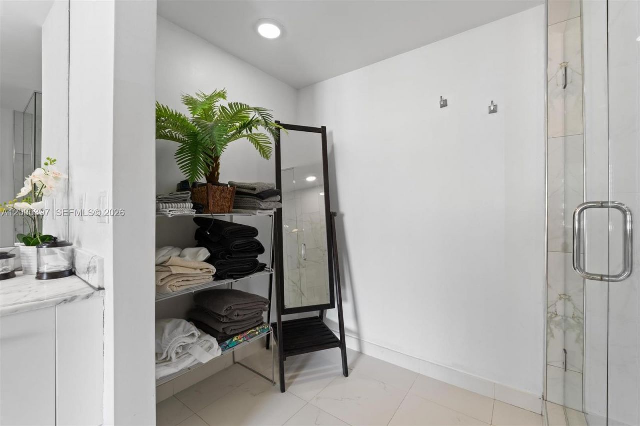 500 Brickell Ave , Unit 1405, Miami, FL 33131 Photo