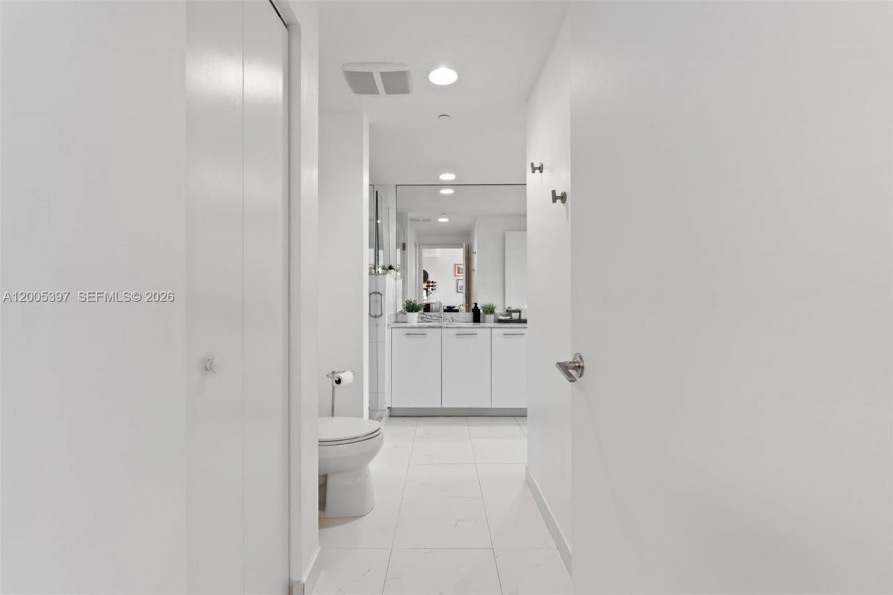 500 Brickell Ave , Unit 1405, Miami, FL 33131 Photo