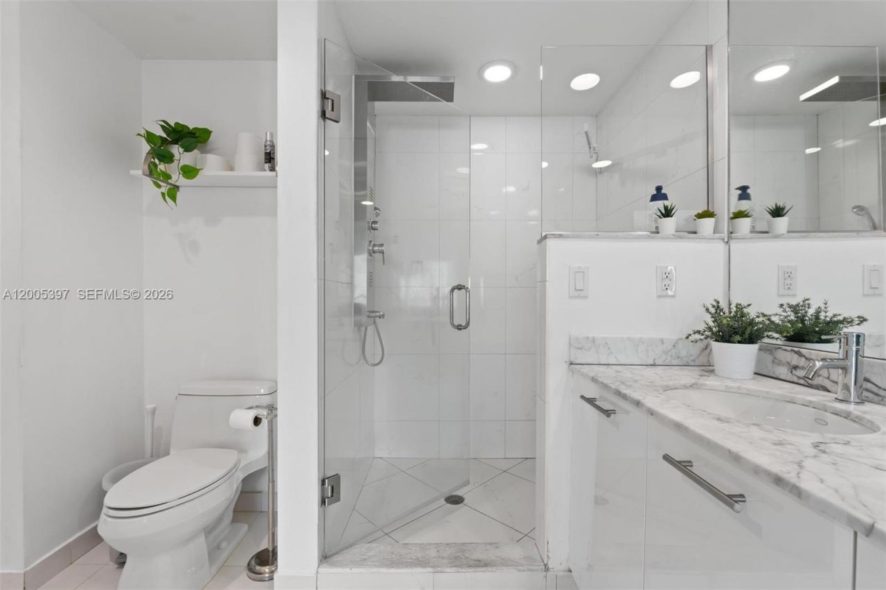 500 Brickell Ave , Unit 1405, Miami, FL 33131 Photo