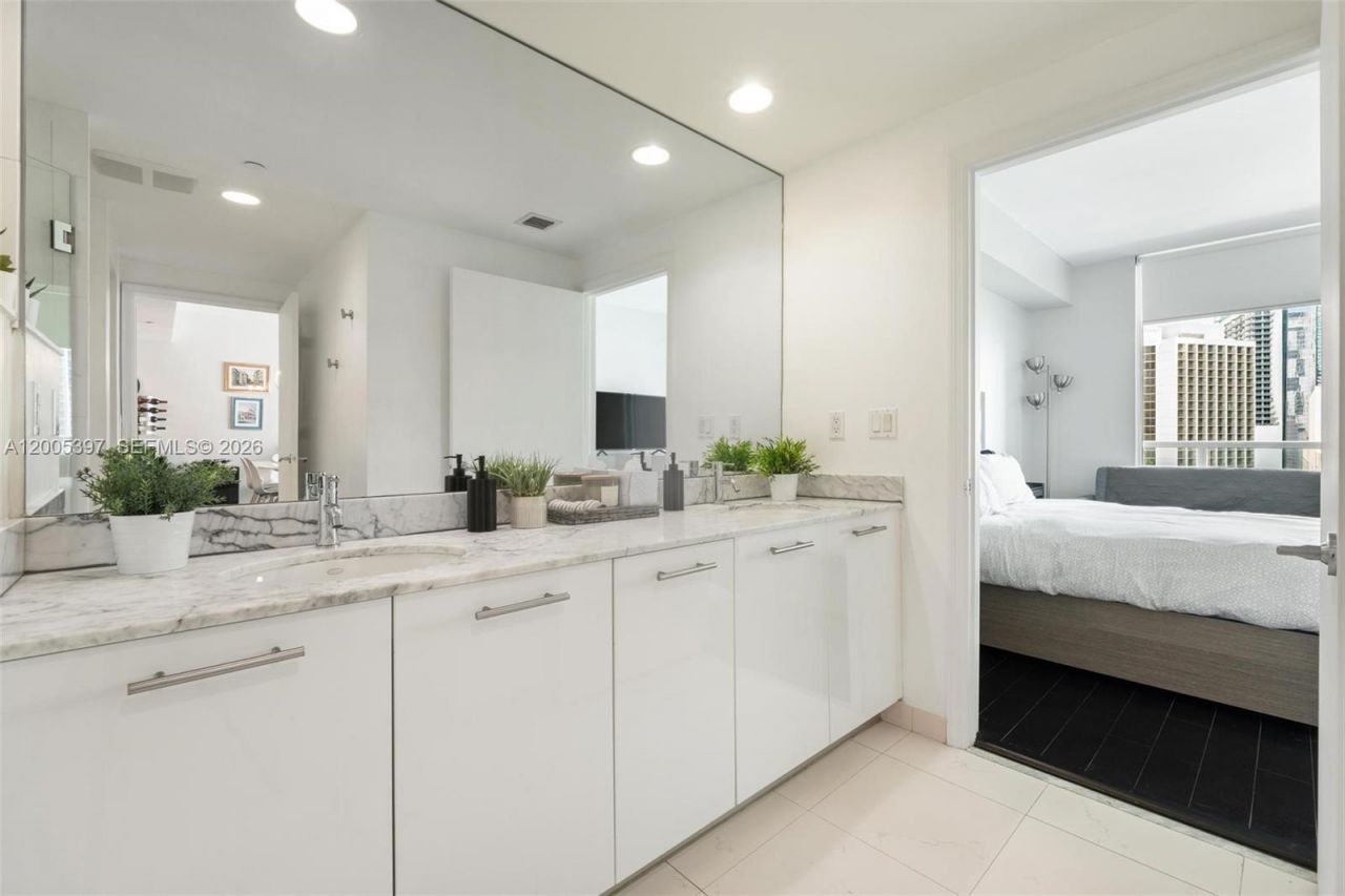 500 Brickell Ave , Unit 1405, Miami, FL 33131 Photo