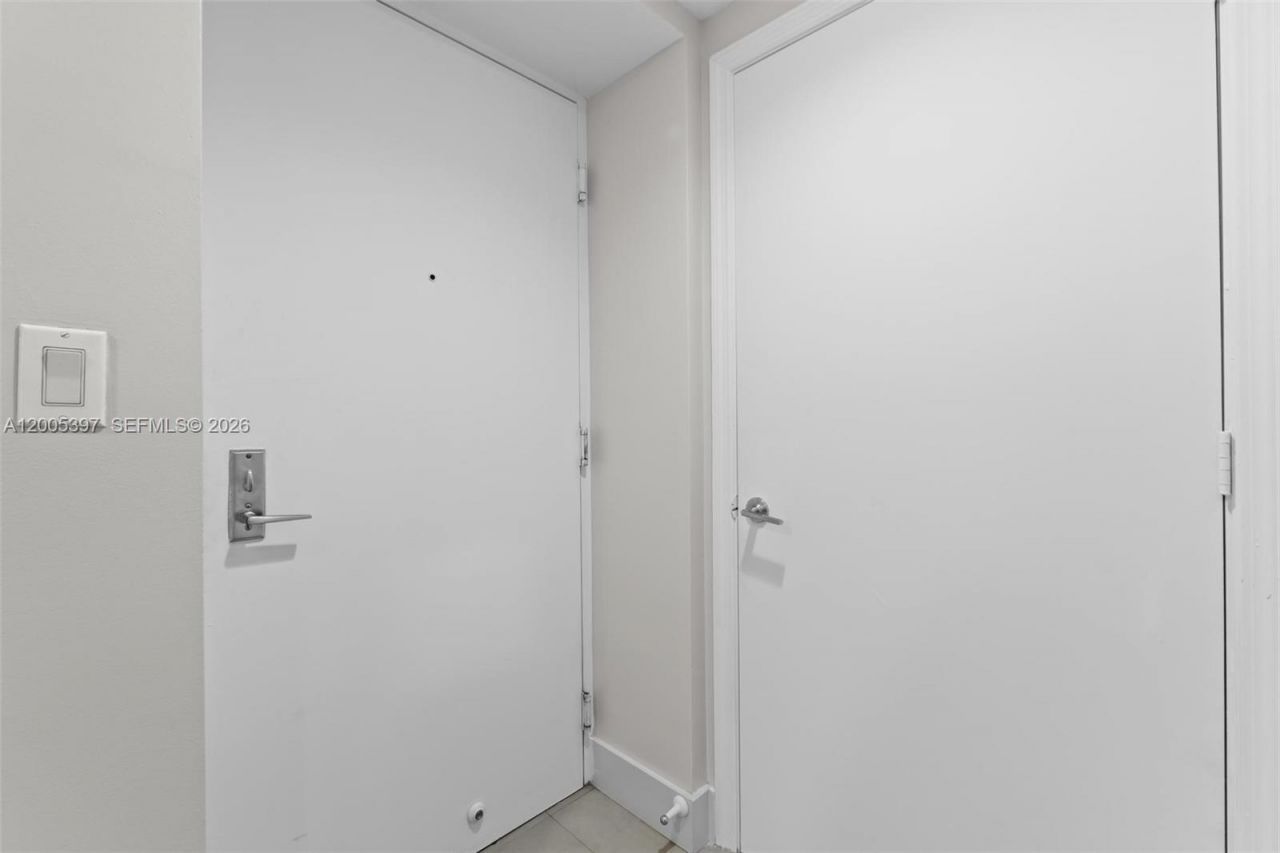 500 Brickell Ave , Unit 1405, Miami, FL 33131 Photo