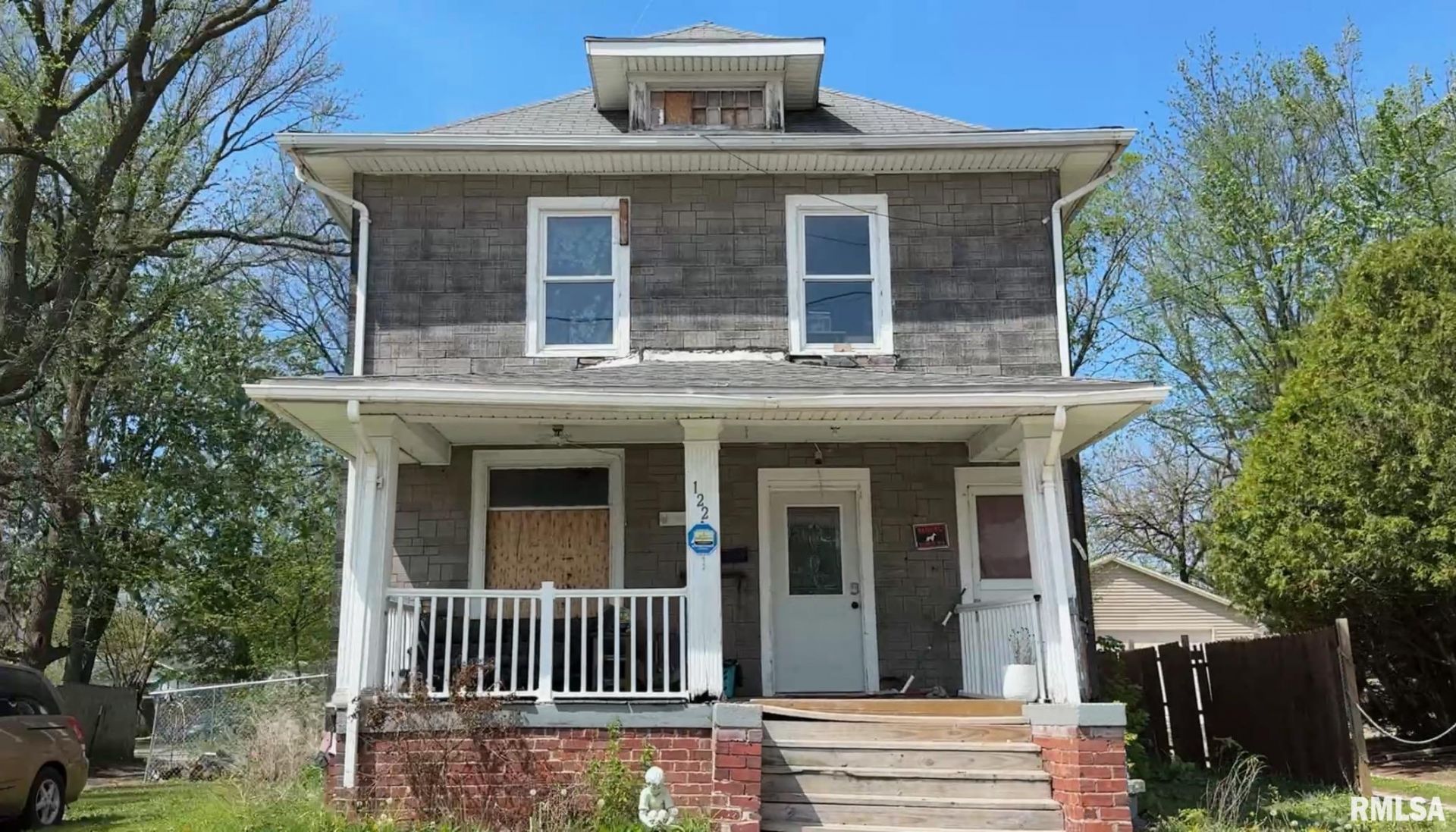 122 N Henderson Street, Galesburg, IL 61401 Main Photo