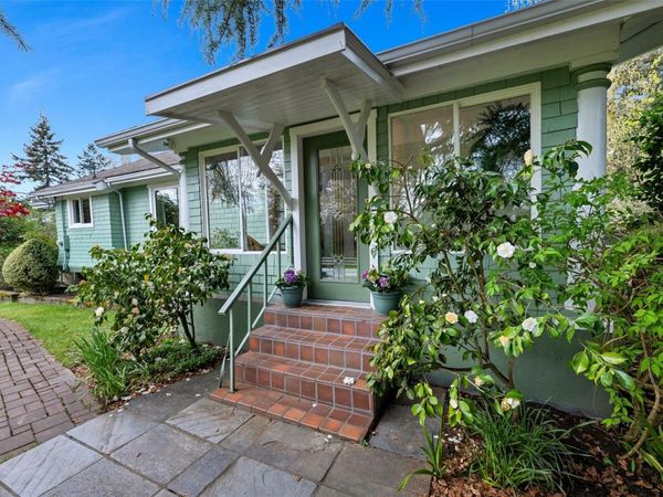 7356 Wallace Dr, Central Saanich, BC V8M 1S9