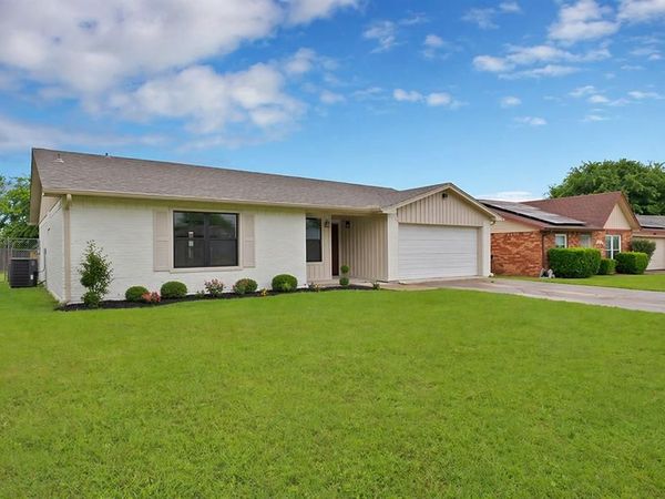 2822 Pebble Beach Drive , Lancaster, TX 75134
