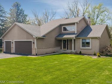 501 Alexander Drive, Walled Lake, MI 48390