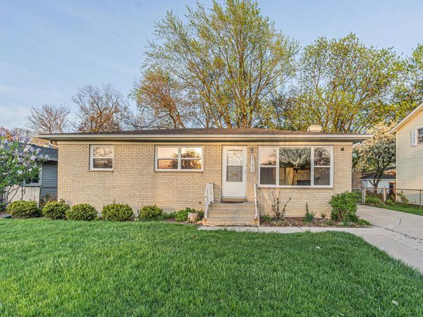 1423 S Busse Road , Mount Prospect, IL 60056