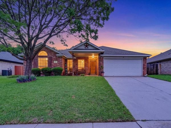 582 Tanglewood Drive , Burleson, TX 76028