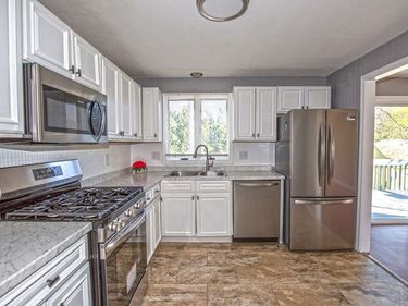 90 Teakwood Rd, Springfield, MA 01128