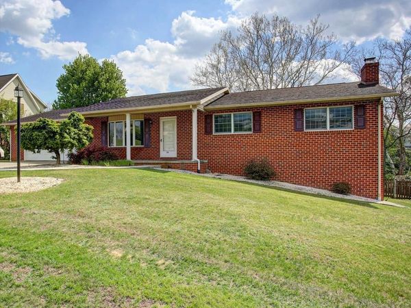 250 JADE DRIVE , CHAMBERSBURG, PA 17202