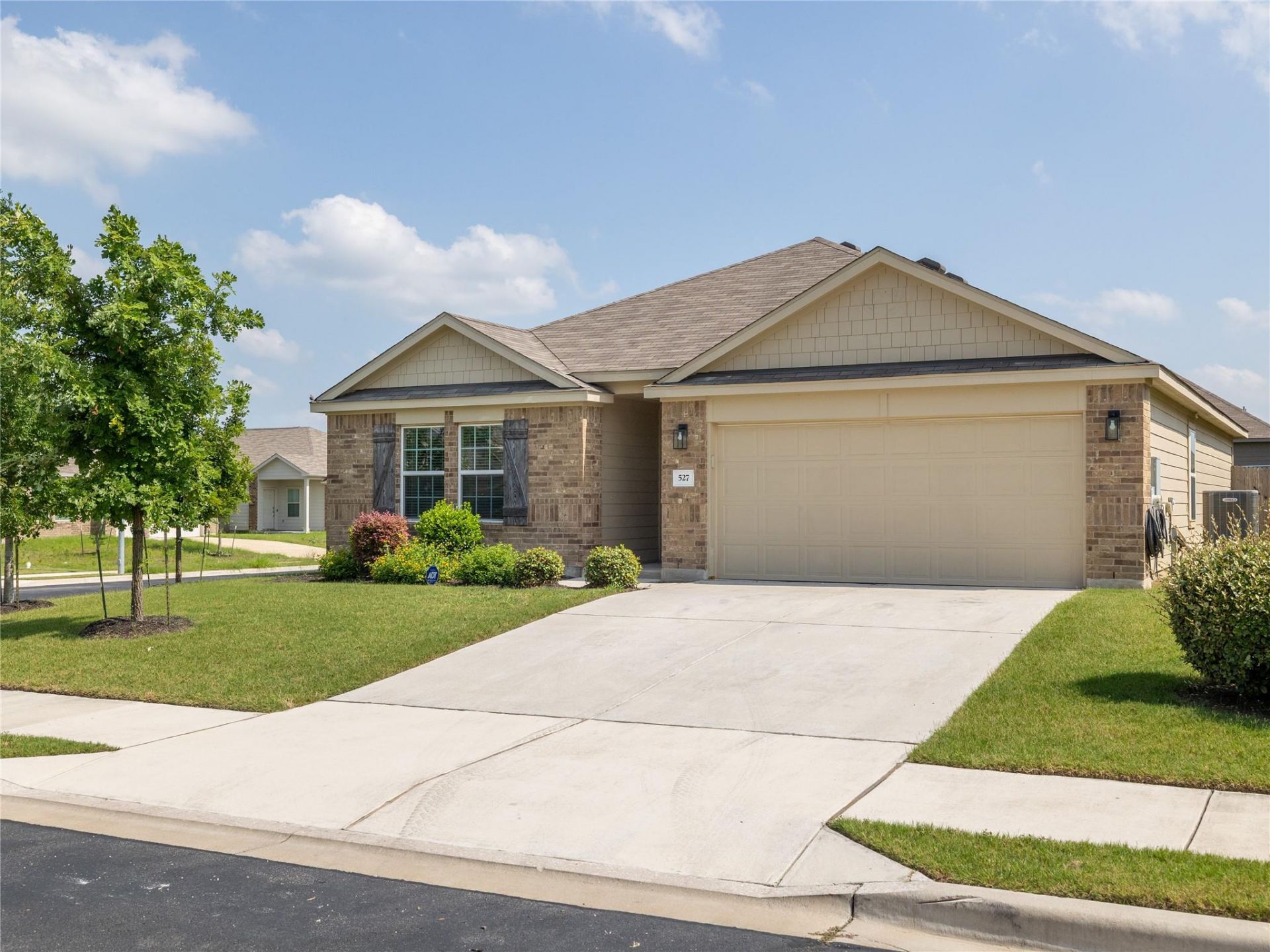 527 N Hendelson Ln, Hutto, TX 78634 Main Photo