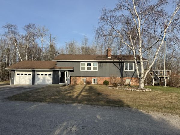 457 E Circle DR, Cedarville, MI 49719