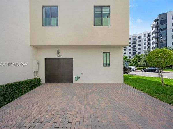 8387 NW 43rd St , Doral, FL 33166