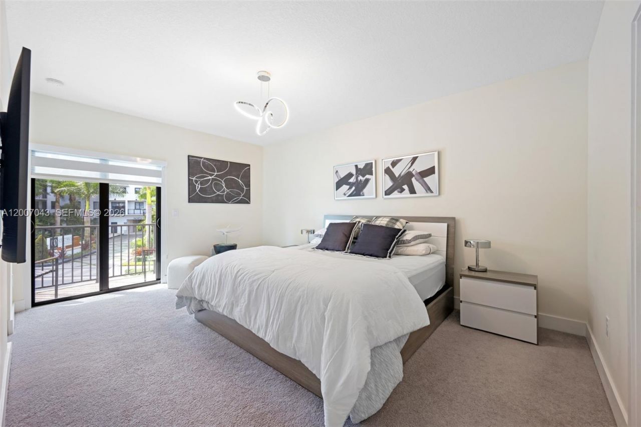 8387 NW 43rd St , Doral, FL 33166 Photo