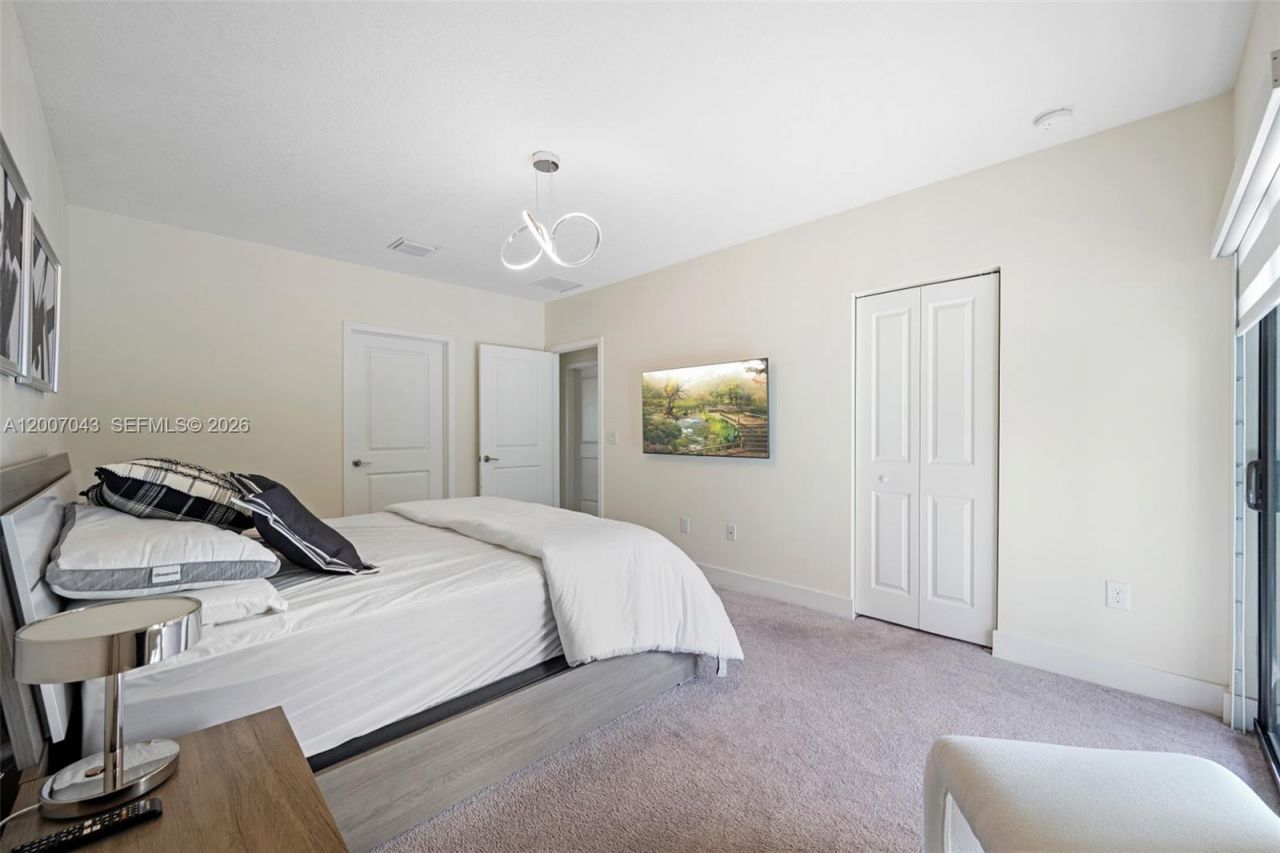 8387 NW 43rd St , Doral, FL 33166 Photo