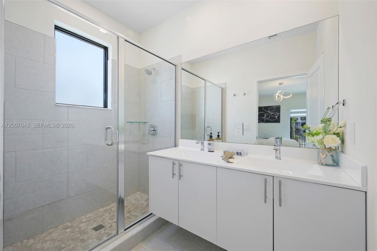 8387 NW 43rd St , Doral, FL 33166 Photo