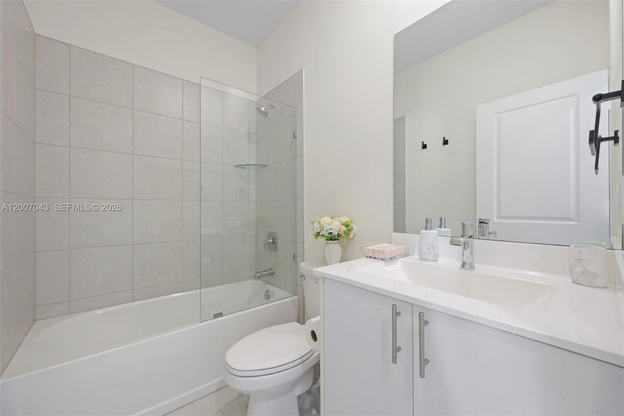 8387 NW 43rd St, Doral, FL 33166 Photo