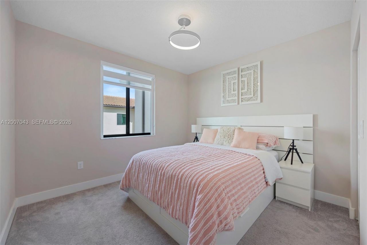 8387 NW 43rd St , Doral, FL 33166 Photo