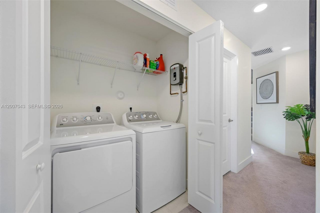 8387 NW 43rd St , Doral, FL 33166 Photo