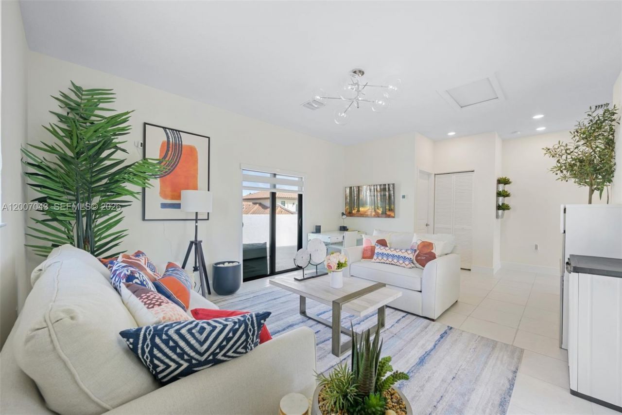 8387 NW 43rd St , Doral, FL 33166 Photo