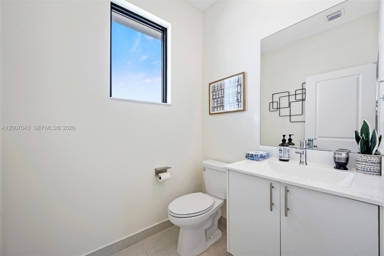 8387 NW 43rd St, Doral, FL 33166 Photo