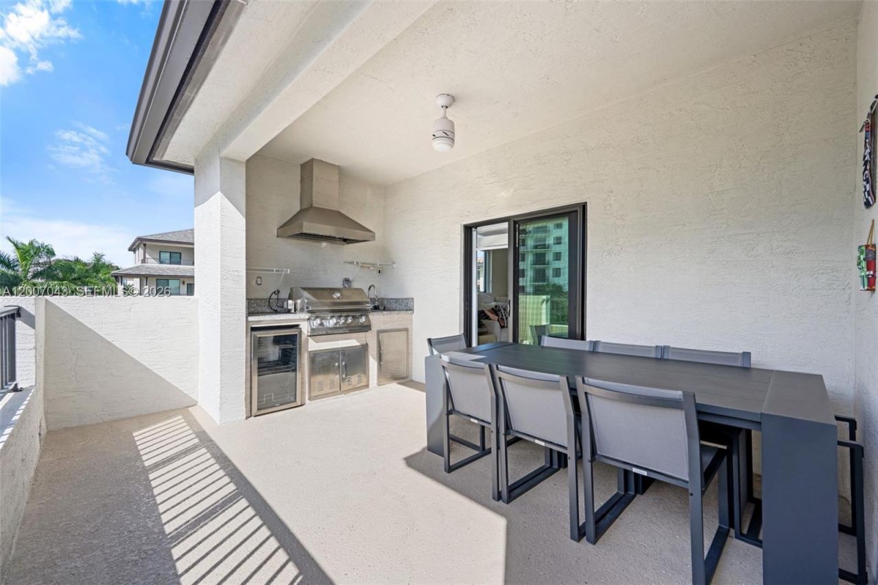 8387 NW 43rd St , Doral, FL 33166 Photo