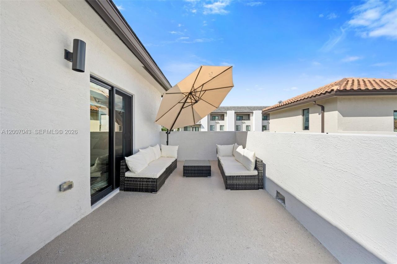 8387 NW 43rd St , Doral, FL 33166 Photo