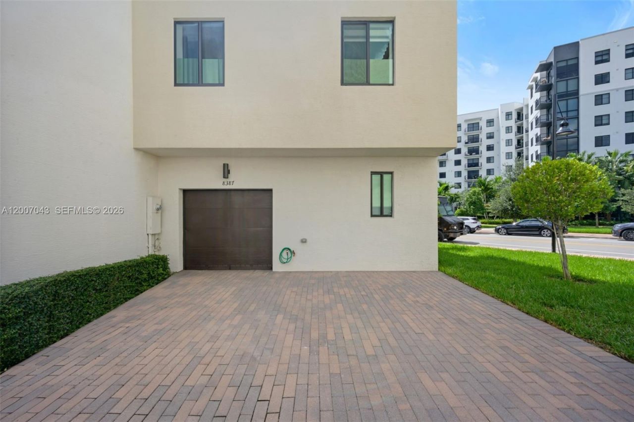 8387 NW 43rd St, Doral, FL 33166 Photo
