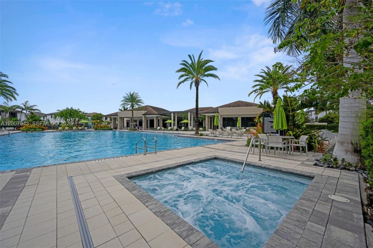 8387 NW 43rd St , Doral, FL 33166 Photo