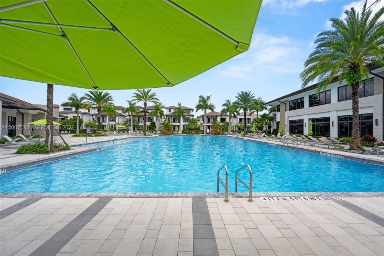 8387 NW 43rd St , Doral, FL 33166 Photo