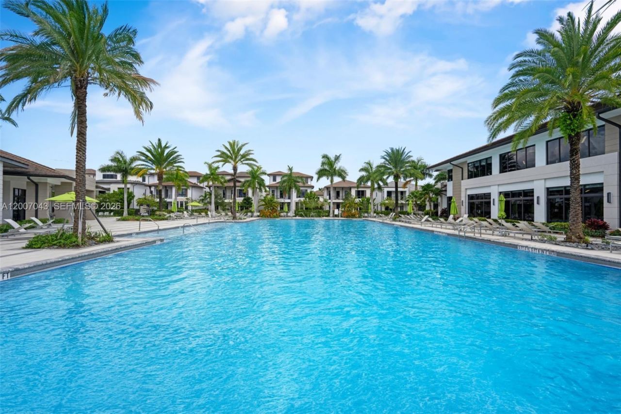 8387 NW 43rd St , Doral, FL 33166 Photo