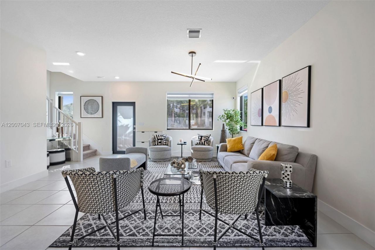 8387 NW 43rd St , Doral, FL 33166 Photo