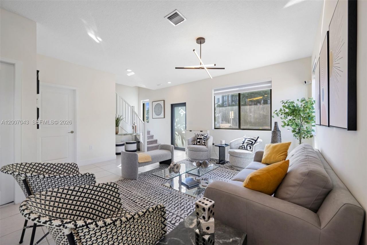 8387 NW 43rd St , Doral, FL 33166 Photo