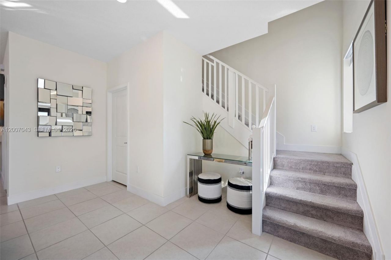 8387 NW 43rd St , Doral, FL 33166 Photo