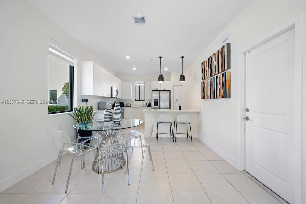 8387 NW 43rd St , Doral, FL 33166 Photo