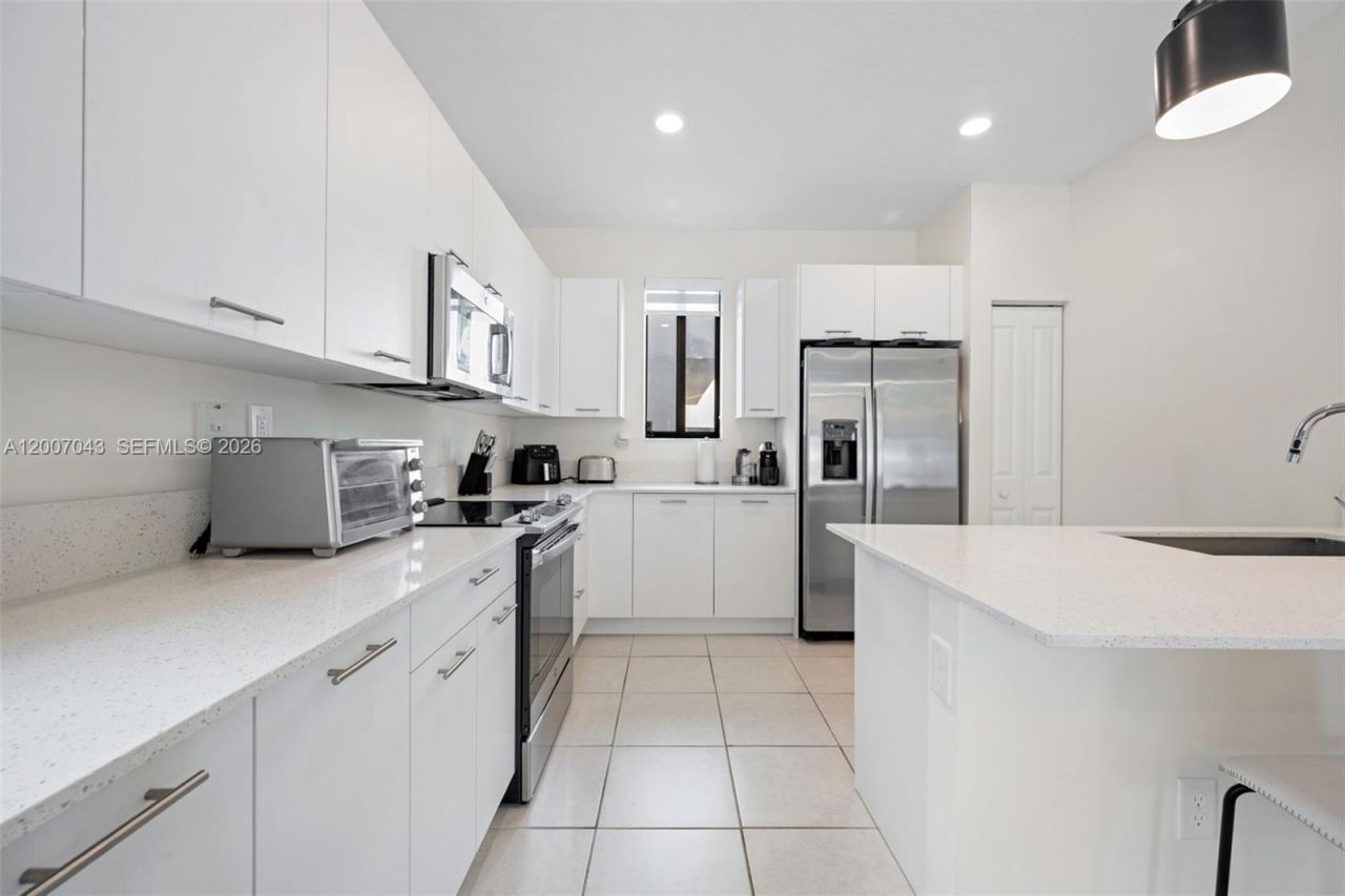 8387 NW 43rd St, Doral, FL 33166 Photo