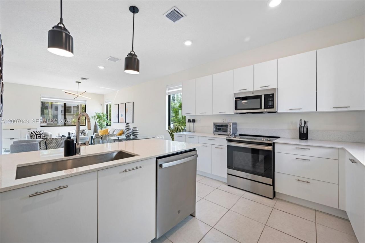 8387 NW 43rd St, Doral, FL 33166 Photo