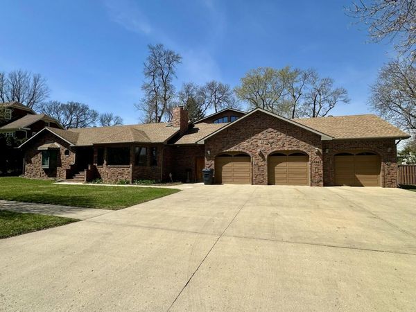 811 1ST STREET NW, Watertown, SD 57201